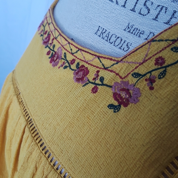 Gorgeous Yellow Shirt with Floral Embroidery Large - Picture 3 of 7